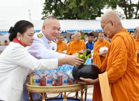 จังหวัดกำแพงเพชร จัดพิธีทำบุญตักบาตร ข้าวสารอาหารแห้ง