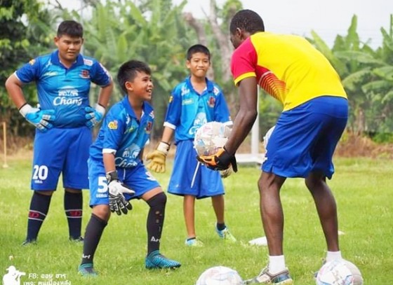 กำแพงเพชร เอฟซี จับมือ ชมรมฟุตบอลตำบลวังตะแบก เปิดสอนศาสตร์ลูกหนัง 