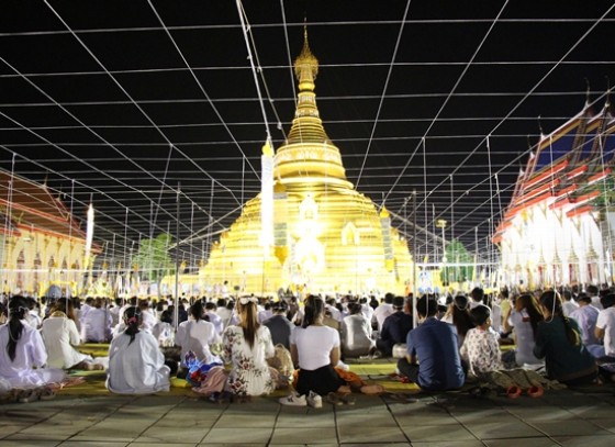 วัดพระบรมธาตุ พระอารามหลวง จัดพิธีสวดมนต์ข้ามปี มีประชาชนเข้าร่วมจำนวนมาก