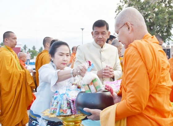 ทำบุญตักบาตรข้าวสารอาหารแห้งเนื่องในวันปีใหม่ 