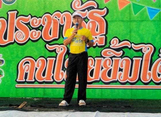 กำแพงเพชร-ปลัดจังหวัดกำแพงเพชร เดินทางตรวจเยี่ยมผู้ประกอบการที่ตลาดประชารัฐ คนไทยยิ้มได้ ที่ได้นำสินค้ามาจำหน่ายภายในงาน