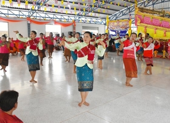 กำแพงเพชร-เทศบาลตำบลนิคมทุ่งโพธิ์ทะเล จัดงานทอดเทียนโฮม,ทอดต้นเงิน,ร้องสรภัญญะ สืบสานวัฒนธรรมไทยอีสาน ณ วัดมหาโพธิมงคล ตำบลนิคมทุ่งโพธิ์ทะเล อำเภอเมือง จังหวัดกำแพงเพชร