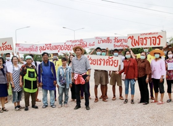 กำแพงเพชร-ชาวบ้านชูป้ายขอไฟจราจรจากหน่วยงานที่เกี่ยวข้อง วอนเดือดร้อนหนักอุบัติเหตุบ่อยครั้ง แยกวัดใจ 