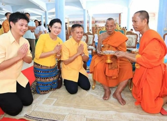 ข่าวรอบบ้าน-พระครูนิวิฐปุญญากร (หลวงปู่พัฒน์)วัดห้วยด้วน เกจิดังเมืองปากน้ำโพ ได้มีศรัทธาถวายเงินจำนวน ห้าแสนบาท ให้วัดตากฟ้า พระอารามหลวง 