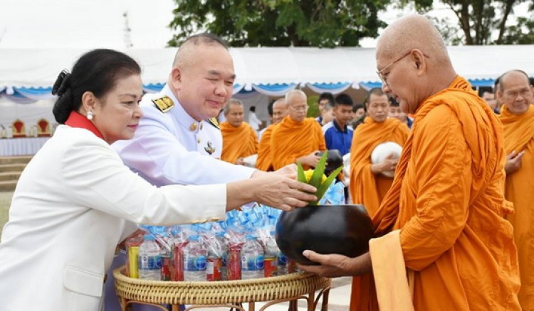 จังหวัดกำแพงเพชร จัดพิธีทำบุญตักบาตร ข้าวสารอาหารแห้ง