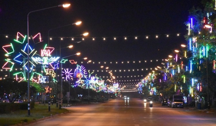 อลังการงานไฟประดับตกแต่งอย่างสวยงามทั่วเมืองกำแพงเพชร