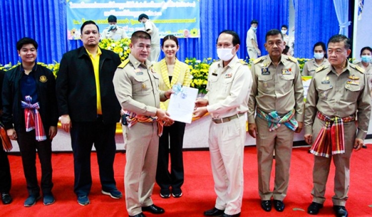 กำแพงเพชร-รัฐมนตรีช่วยว่าการกระทรวงเกษตรและสหกรณ์ มอบหนังสืออนุญาตให้เข้าทำประโยชน์ในเขตปฏิรูปที่ดิน สปก.4-01 ให้แก่เกษตรกร จำนวน 500 ราย