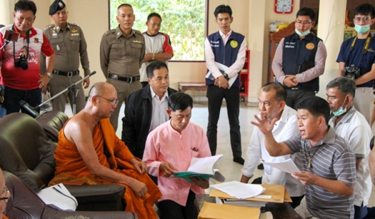 กำแพงเพชร- ภิกษุ และประชาชน ฮือ ต้าน ให้ปลดรักษาการเจ้าอาวาส วัดกำแพงเพชรวิทยาราม พ้นวัด ร้อนถึงรักษาการเจ้าคณะจังหวัดกำแพง-พิจิตร (ธรรมยุต) เข้าชี้แจง 