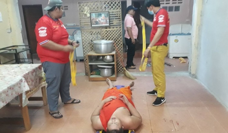 กำแพงเพชร-สามเณรเล่นซ่อนแอบกับเพื่อน เหยียบกระเบื้องหลังคาทะลุร่วงพื้นสูง 4 เมตร นอนนิ่งขยับตัวไม่ได้กู้ภัยฯเร่งนำส่งโรงพยาบาล คาดน้ำหนักเยอะกว่าเพื่อน
