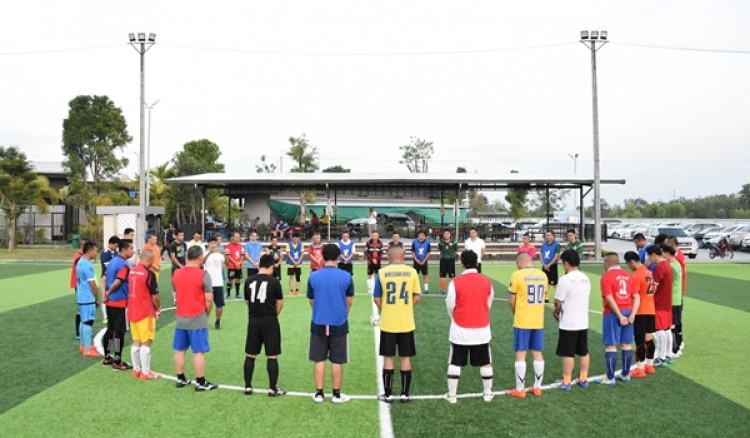 ทีมฟุตบอล สิงห์โตเมืองกำแพง พร้อมสมาชิกในทีมได้ยืนไว้อาลัยแก่  วิชัย ศรีวัฒนประภา เจ้าของสโมสร เลสเตอร์ ซิตี